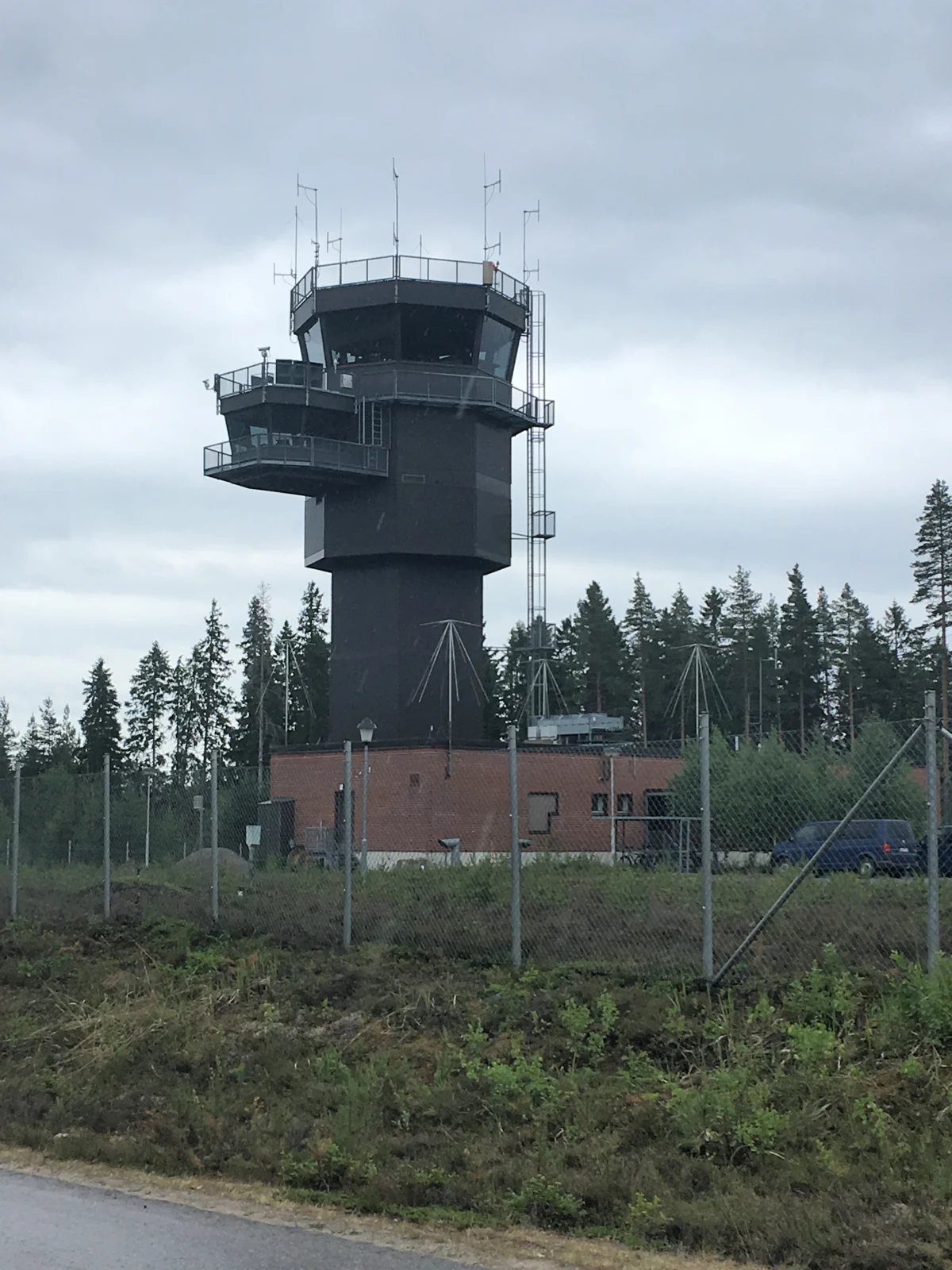 Hallin lentoaseman lennonjohtotorni vuonna 2018